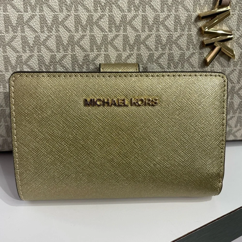 MICHAEL KORS Jet Set Md Zip CN Metallic Saffiano Leather BiFold Wallet Pale Gold